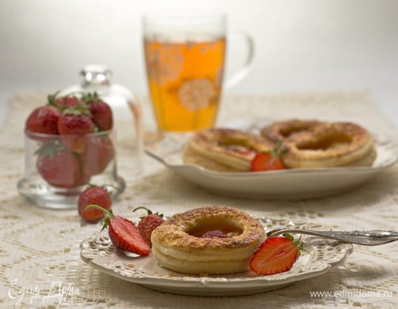 Перед подачей украсить крошкой печенья и ягодами клубники. Приятного аппетита!