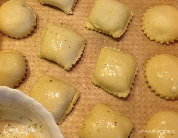 Выложить пирожки на противень, смазанный растительным маслом. Для красивого цвета смазать желтком (я смешала его с сушеным укропом).