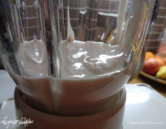 1 стакан йогурта добавьте в чашу блендера.
У меня клубнично-ванильный, натуральный йогурт.
Можно взять любой в принципе, на ваш вкус.