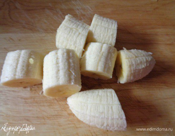 Банан очистить и порезать шайбочками.