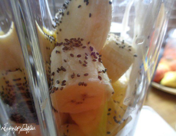 Положить в чашу блендера порезанный ананас и банан.
Присыпать семенами чиа.