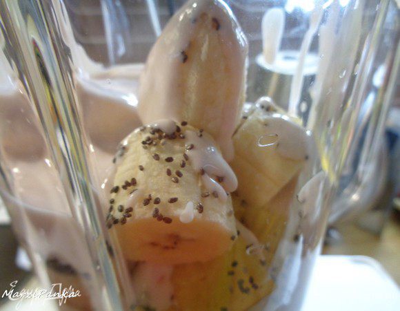 Сверху вылить оставшийся йогурт (полстакана).