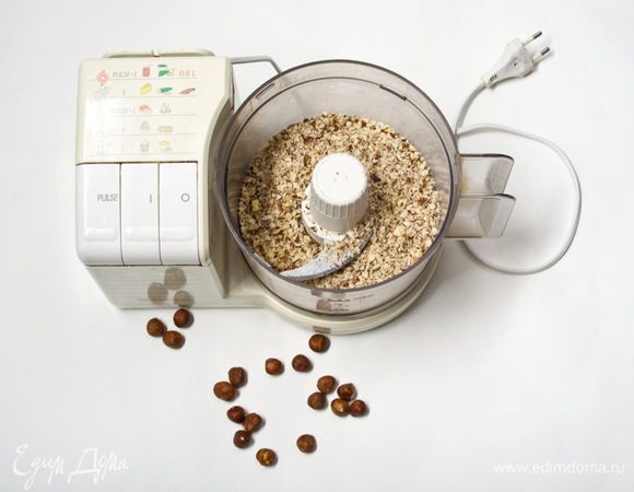 Орехи измельчить в блендере.
