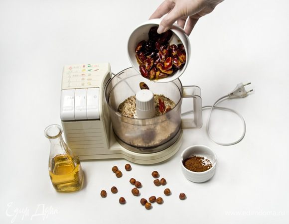 Добавить к орехам финики, 1/2 какао и 1/3 кленового сиропа и все тщательно перерубить.
