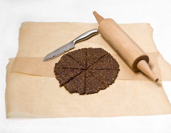 Нарезать из теста треугольники.
