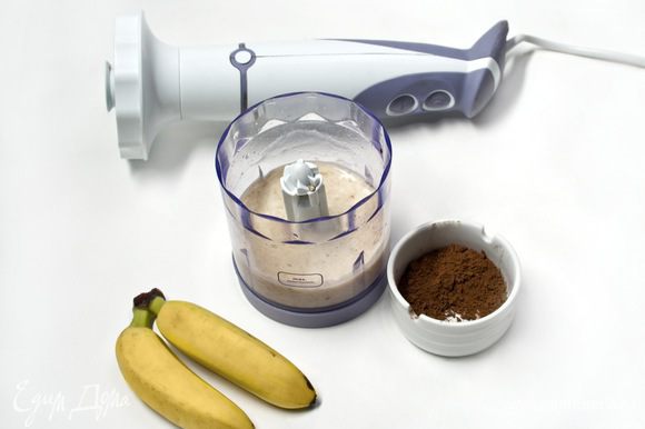 Приготовить крем: бананы, оставшиеся какао и кленовый сироп поместить в блендер и взбить до получения однородной массы.