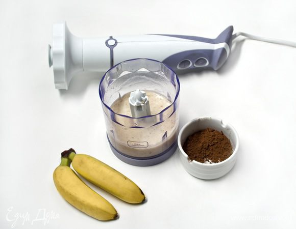 Приготовить крем: бананы, оставшиеся какао и кленовый сироп поместить в блендер и взбить до получения однородной массы.
