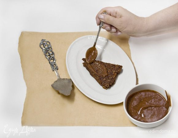 Смазать треугольники кремом, уложить друг на друга (по 2 шт.)
