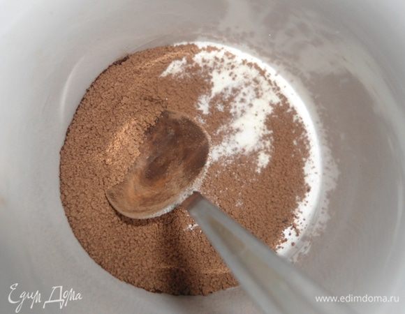 В чашке смешать сухое молоко и какао. Я использовала детское сладкое  какао, поэтому сахар мне не понадобился. По вкусу можно добавить корицу. 