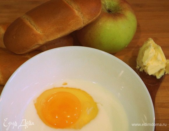 Яйцо взбить с молоком и щепоткой ванильного сахара. Хлеб нарезать на порционные кусочки и хорошо вымочить в смеси яйца и молока. Яблоко очистить и натереть на тёрке.