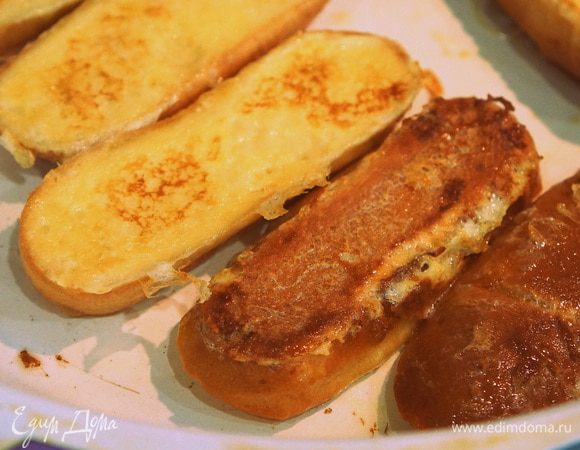 Сковороду разогреть. Обжарить хлеб в сливочном масле. Выложить на тарелку, сверху тёртое яблоко. Присыпать корицей.
Приятного аппетита!