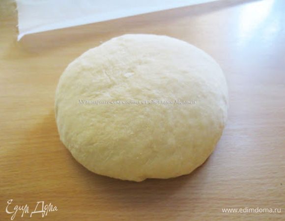 В теплом молоке растворить 1 ст. л. сахара, всыпать дрожжи и перемешать. Накрыть и оставить пока не появится шапочка.
Муку просеять в глубокую миску. Добавить оставшийся сахар, ванильный сахар  и перемешать. Яйцо взбить с солью В муке сделать ямку, добавить опару, взбитое с солью яйцо, масло и вымесить мягкое тесто. Вымешивать от центра к краям, подбирая муку со стенок миски. Готовое тесто собрать в шар и использовать для приготовления выпечки сразу. Время на подъем не требуется.