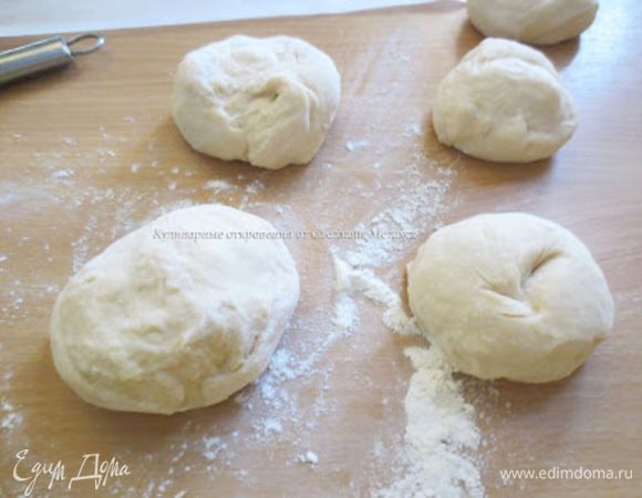 Рабочую поверхность присыпать мукой.Тесто обмять и разделить на 7 одинаковых частей (у меня булочки получились большие). Но если Вы хотите, то разделите тесто на большее количество частей и тогда булочек будет больше, но они получатся более "компактные".