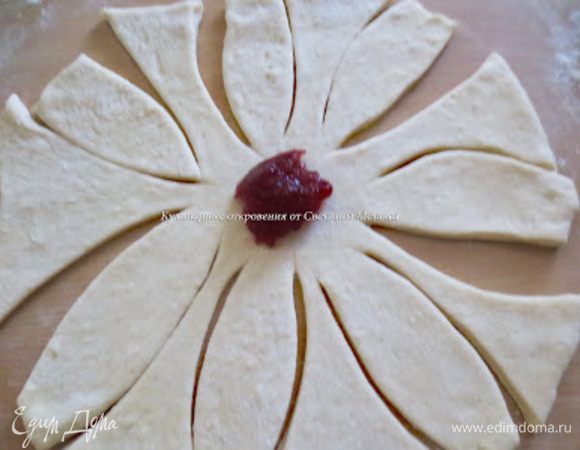 В серединку положить начинку.