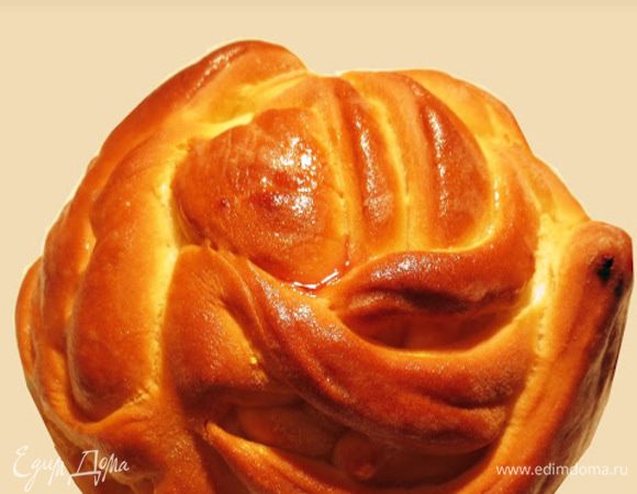 Готовые булочки смазываем сливочным маслом.