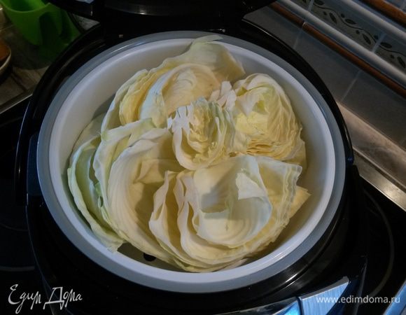 Капусту разбираем на листья и готовим на пару 10 минут. После ополаскиваем в холодной воде, чтобы капуста остыла.