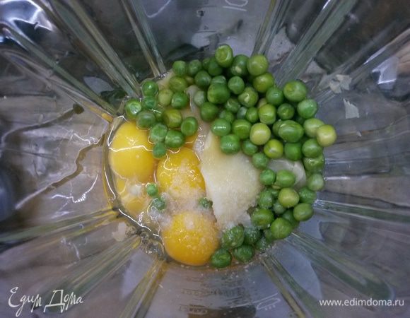 В блендер складываем капусту, яйца, горошек, соль и масло. Взбиваем до однородности.