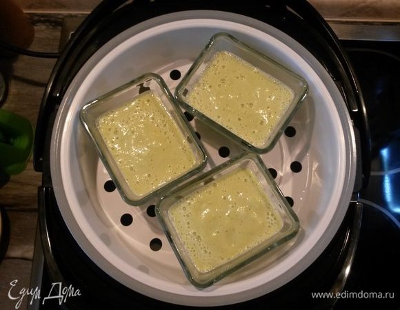 Готовим на пару 15-20 минут до готовности. 
Готовый омлет сбрызгиваем оливковым маслом и посыпаем зеленью. Приятного аппетита!