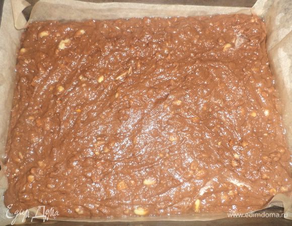 Прямоугольную форму выстелить бумагой для выпечки, сделав высокие бортики. Смазать бумагу маслом, выложить полученную массу, поставить форму на 3 часа в холодильник.