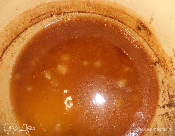 Теперь готовим карамельный крем. Сахар высыпать в кастрюльку с толстыми стенками, поставить кастрюльку на медленный огонь, растопить сахар и проварить, помешивая, до получения карамельного цвета.