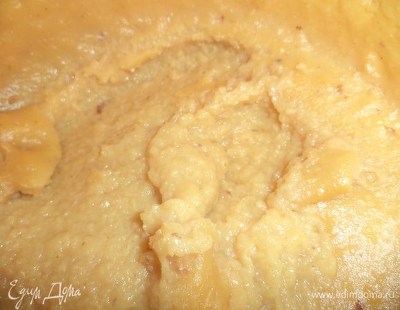 В отдельной миске перемешать желтки, молоко и муку. Понемногу влить эту массу в карамель, тщательно перемешивая. На этом этапе у меня часть карамели слиплась в кусок, не бойтесь. Далее вы ставите кастрюльку на огонь и этот комок растворится. Теперь нужно на маленьком огне проварить карамельно-молочную смесь до запустения. Охладить.