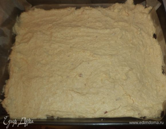 Охлаждённое сливочное масло взбить. Продолжая взбивать, добавлять по ложке остывшую карамельно-молочную массу. Выложить этот крем на охлаждённый корж, поставить десерт в холодильник на 1 час.