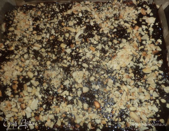 На водяной бане растопить шоколад со сливочным маслом и сливками, немного остудить и вылить глазурь сверху на десерт. Посыпать жареным дроблёным арахисом.