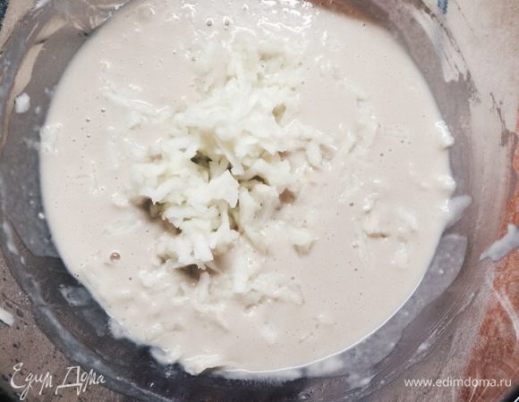 В это время натираем на терке половинку яблока без кожуры, добавляем в тесто и снова перемешиваем.