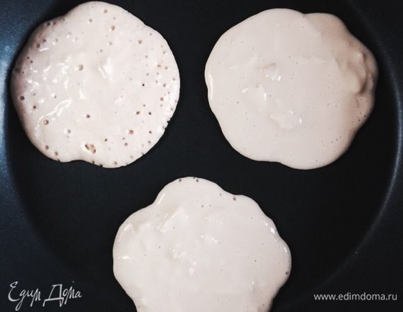 Поджариваем панкейки на среднем огне на антипригарной сковороде. Как только на всей поверхности появились пузырики, переворачиваем.