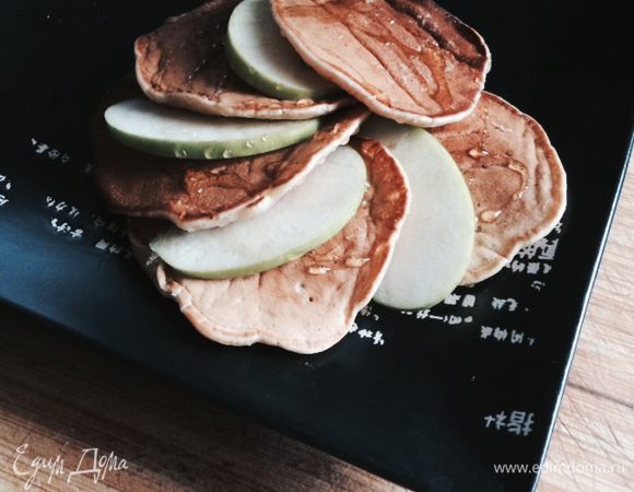 Подаем панкейки с медом, вареньем или кленовым сиропом, украшаем ягодами, яблоками или другими фруктами. 