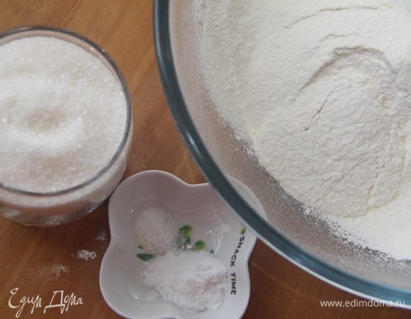 Начнем с приготовления шоколадного бисквита. Приготовить сухую смесь: муку просеять, добавить сахар и соль.