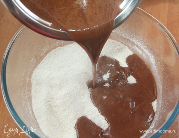 В сухую смесь влить горячую шоколадную смесь, тщательно перемешивая.