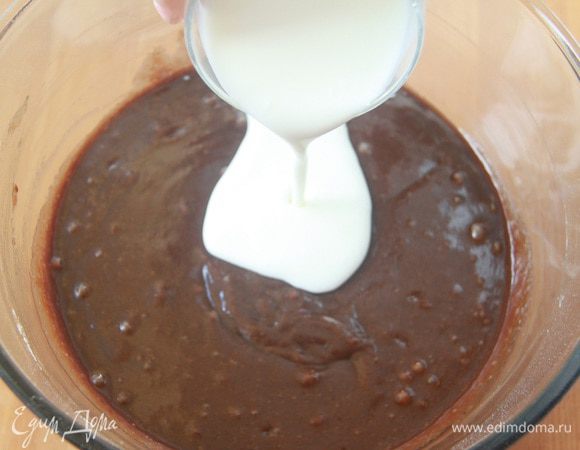 В шоколадное тесто добавить 1/2 стакана пахты (я заменила на 1% кефир).