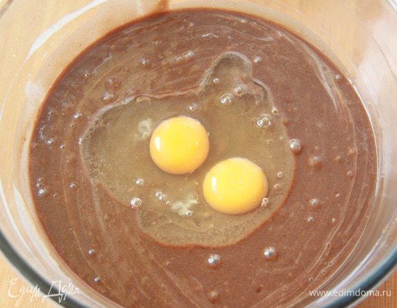 В тесто добавить яйца, соду и ванильный экстракт (у меня домашний).