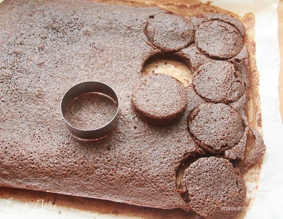 Бисквит разрезать на порционные куски. Бисквит очень мягкий, нежный, в меру влажный, не требующий дополнительной пропитки!