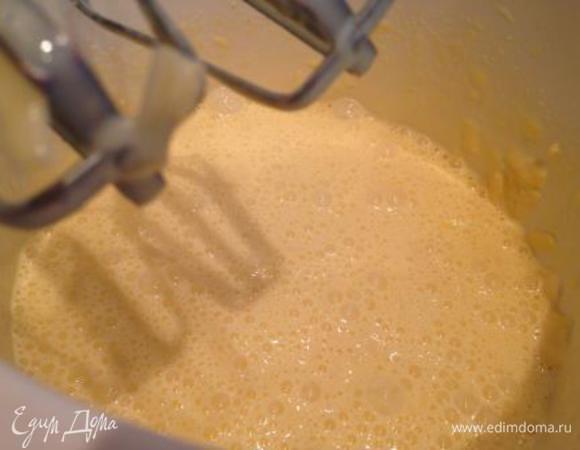 Яйца, майонез, натертый на терке сыр перемешать.
Добавить манную крупу, размешать, дать набухнуть.