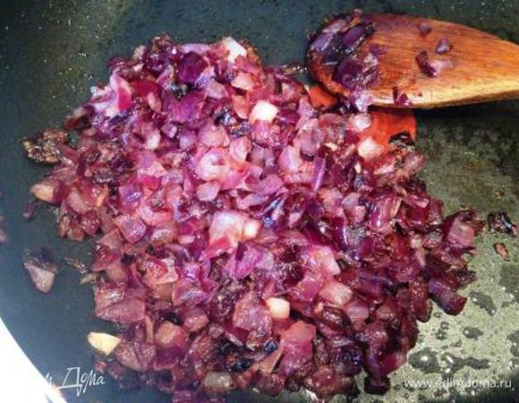 Лук почистить, мелко порезать и обжарить на растительном масле.