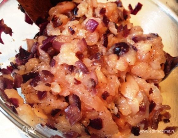 Смешать фарш с луком, солью и перцем, вымешать.