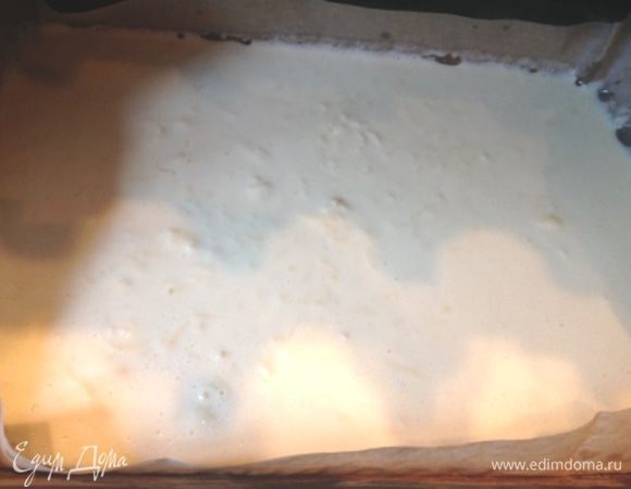 Противень (у меня 30х25, можно и чуть побольше) застелить бумагой, смазать растительным маслом. Вылить тесто.