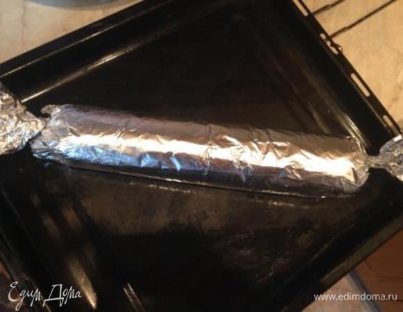 Завернуть рулет в фольгу, как конфетку.