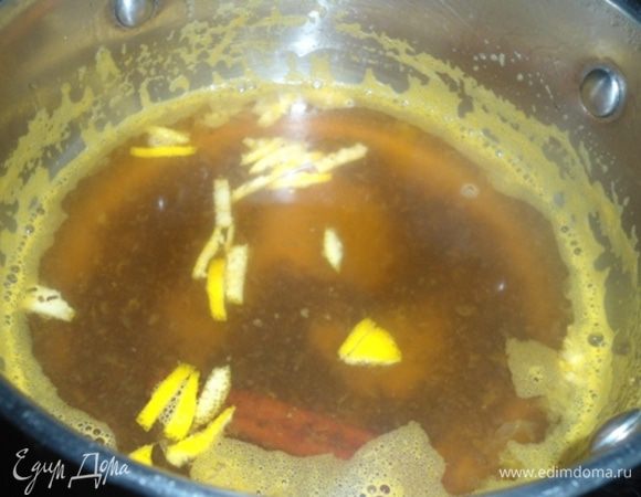 Добавить корочки и оставить под крышкой настояться на 5 минут. Процедить, разлить по чашкам.