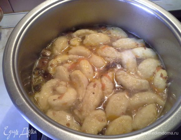 В кастрюлю налить воду, вскипятить добавить промытую гречку (стакан на 200 мл.).
Порезать грибы, морковь на крупной терке, лук,обжарить на разогретой сковороде с растительным маслом, после обжарки добавляем в кастрюлю.
Тем временем отваренный картофель (остудить) почистить и размять+яйцо, перемешать и муку, получится не так густая масса, двумя ложками делаем клецки и вводим в суп, как клецки всплывут, добавить лавровый лист, приправу (укроп), перец молотый, соль по вкусу.