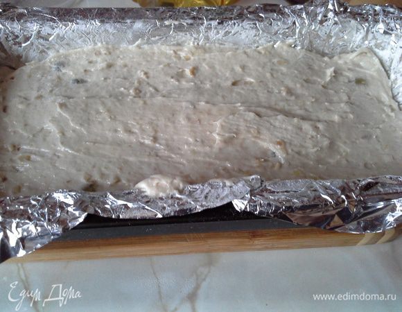 Масло мягкое взбить до бела. Яйца, сахар и соль взбить до пышной массы, но не до крепкой пены, для кекса это не принципиально. Перемешиваем миксером, так быстрее и удобнее. Добавляем к маслу вино (любое белое, красное). Перемешиваем все последовательно — ванилин, грецкие орехи, муку, разрыхлитель. Виноград добавляем в конце, перемешать аккуратно и в форму. Ставим в разогретую духовку до 180 градусов на 30 минут.