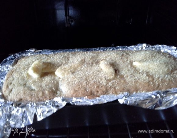 Сверху сливочное масло, лучше распределить кисточкой и сахар равномерно. Ставим вновь в духовку минут на 10-15.