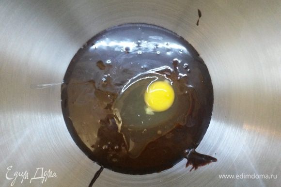 В остывшую шоколадную смесь по одному добавляем яйца и тщательно взбиваем.