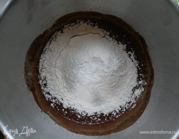 Добавляем просеянную муку, соль и разрыхлитель. На медленных оборотах миксера перемешиваем тесто до однородности.