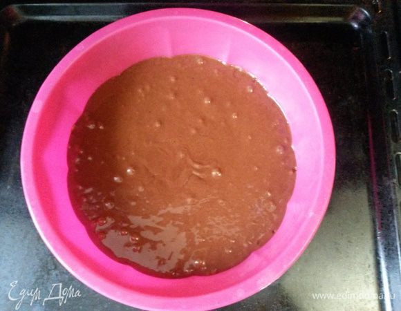 Выливаем тесто в форму диаметром 20 см. Выпекаем при температуре 180 градусах 40-50 минут.