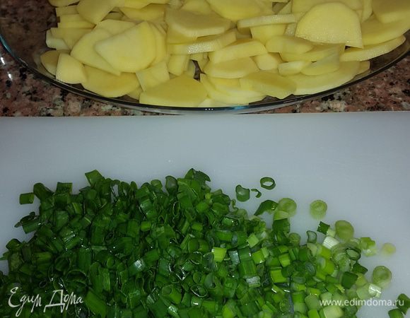 Картофель чистим и нарезаем пластиками примерно 0,5 см. Лук мелко шинкуем.