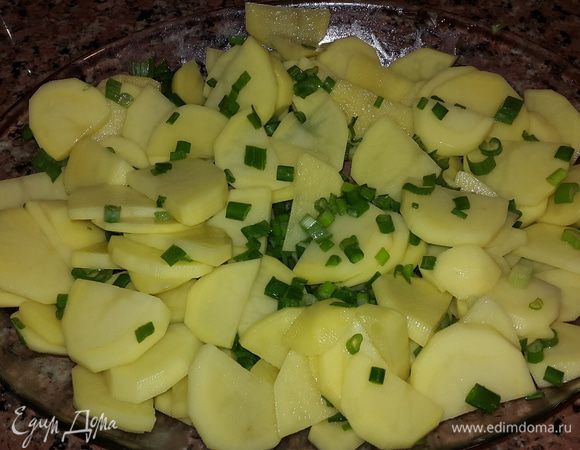 Соединяем картофель с луком, солим и перемешиваем руками.