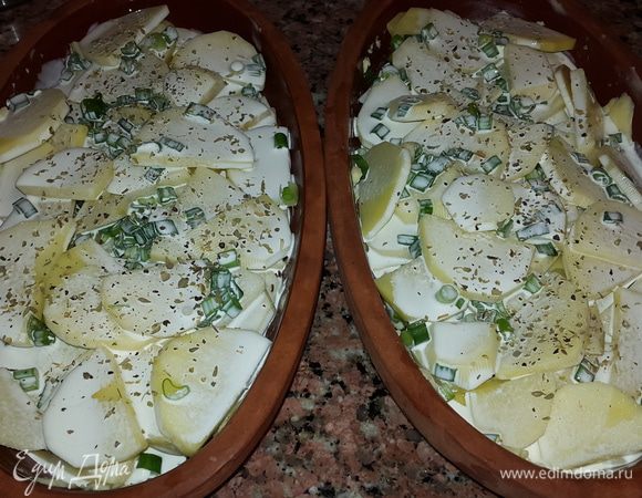 Выкладываем картофель в глиняные тарелки или другие порционные формы для запекания. Заливаем сливками, перчим, посыпаем сушеным тимьяном и отправляем в духовку, включив её на 200 С примерно на 25-30 минут.

Пока картофель запекается, натираем сыр на крупной терке и рубим петрушку.

Тарелки я предварительно замачиваю в холодной воде на 10 минут, так блюда в них получаются ещё вкуснее и нежнее.